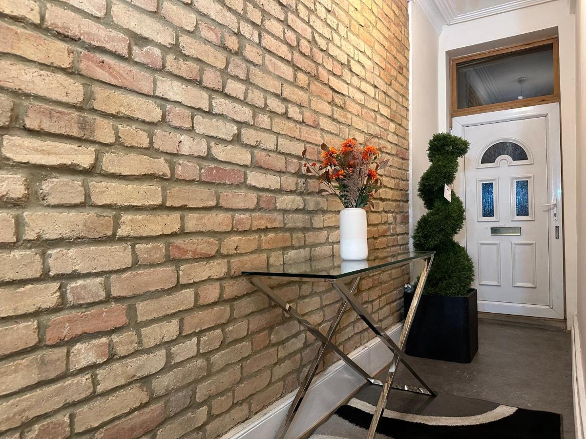 North London A Spacious 7 Bedroom House Accommodating Up To 18 People Complete With Own Gym And Table Tennis Εξωτερικό φωτογραφία